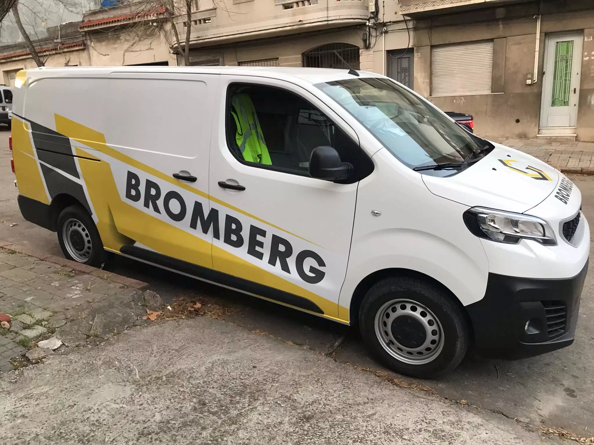 Ploteo de Vinilo de Corte e Impreso